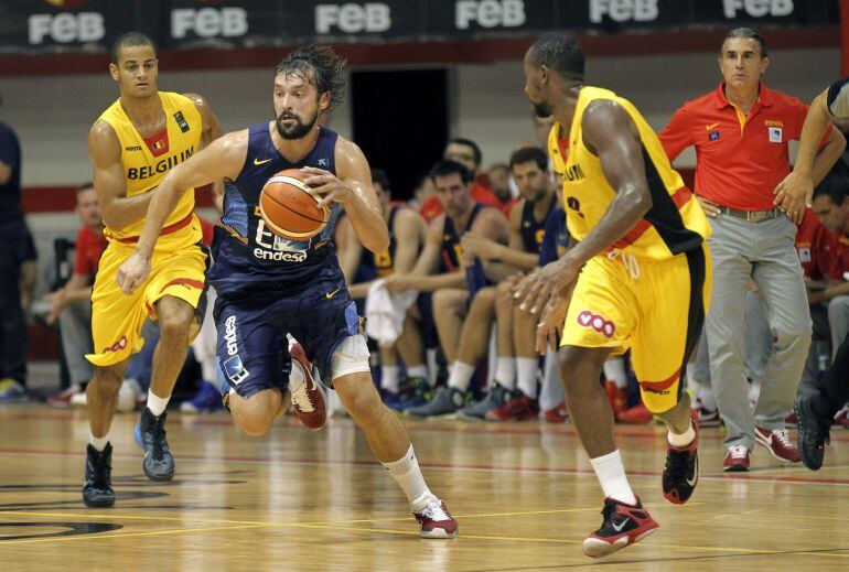 GRA259. GIJÓN (ASTURIAS), 11/08/2015.- El alero de la selección española, Sergio Llull (c), conduce el balón ante los jugadores de Bélgica, durante el encuentro amistoso que han disputado esta tarde en el Palacio de los Deportes de la Guía, en Gijón, prepraratorio para el Europeo que se disputa en Septiembre. EFE / Alberto Morante.