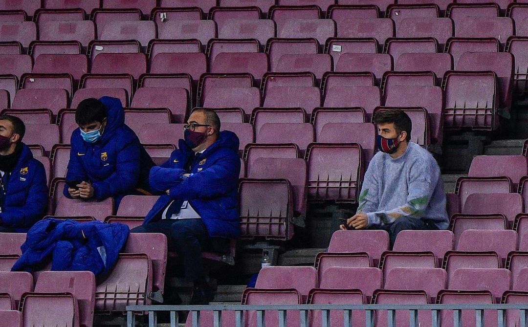 Piqué, en la grada del Camp Nou