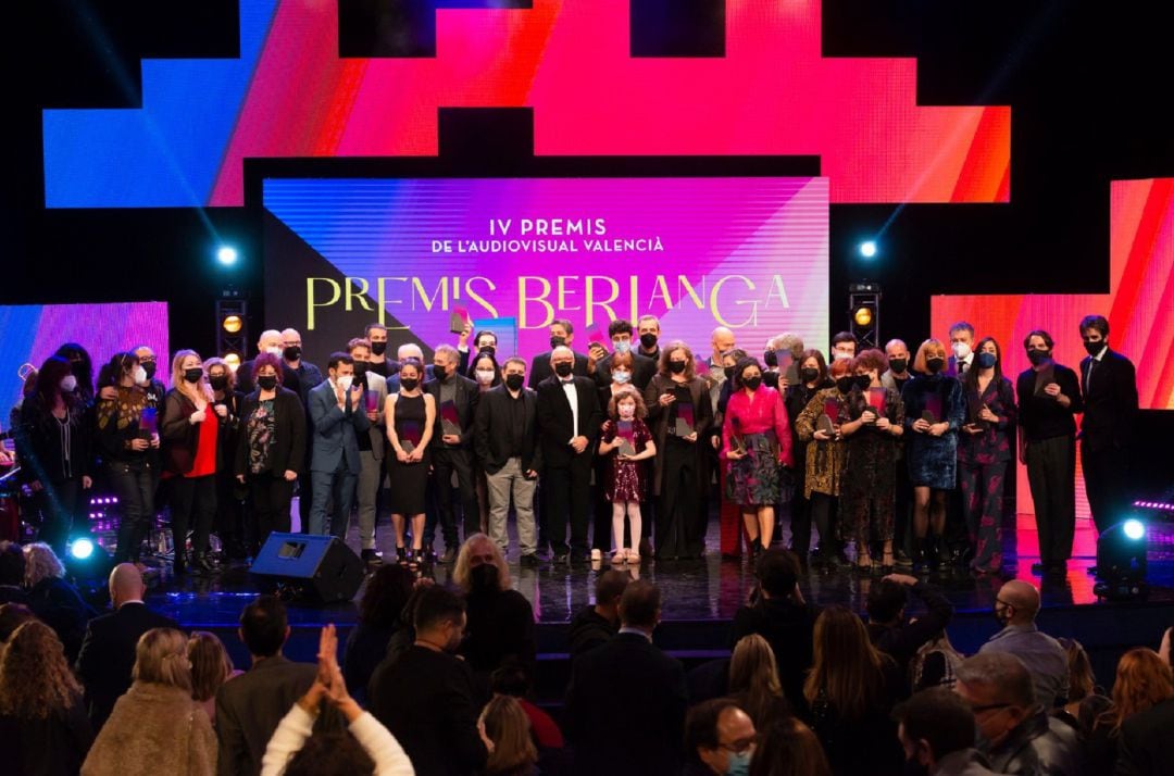 Foto de familia de los ganadores de los IV Premis Berlanga de l&#039;Audiovisual Valencià. 