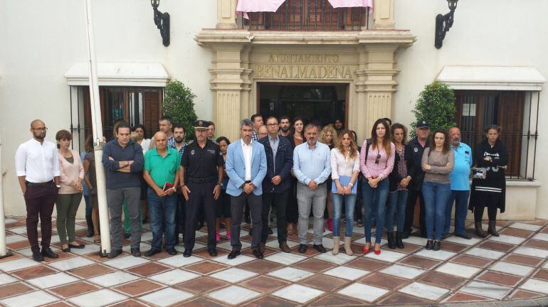 Concentración por la fallecida a las puertas del ayuntamiento de Benalmádena (Málaga)