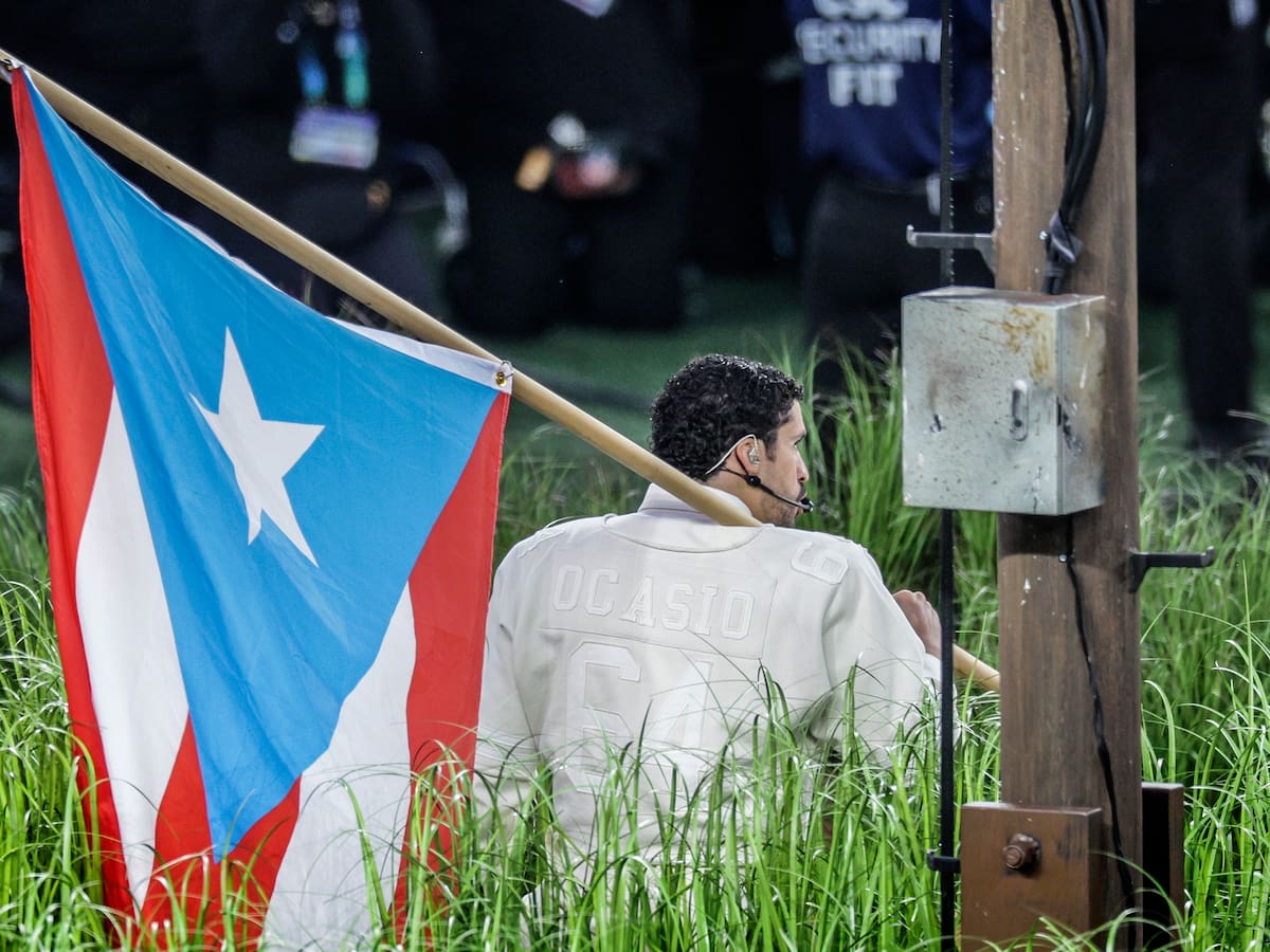 "Bad Bunny entendió que no era momento para medias tintas": Elvira Lindo celebra la irrupción latina en la Super Bowl