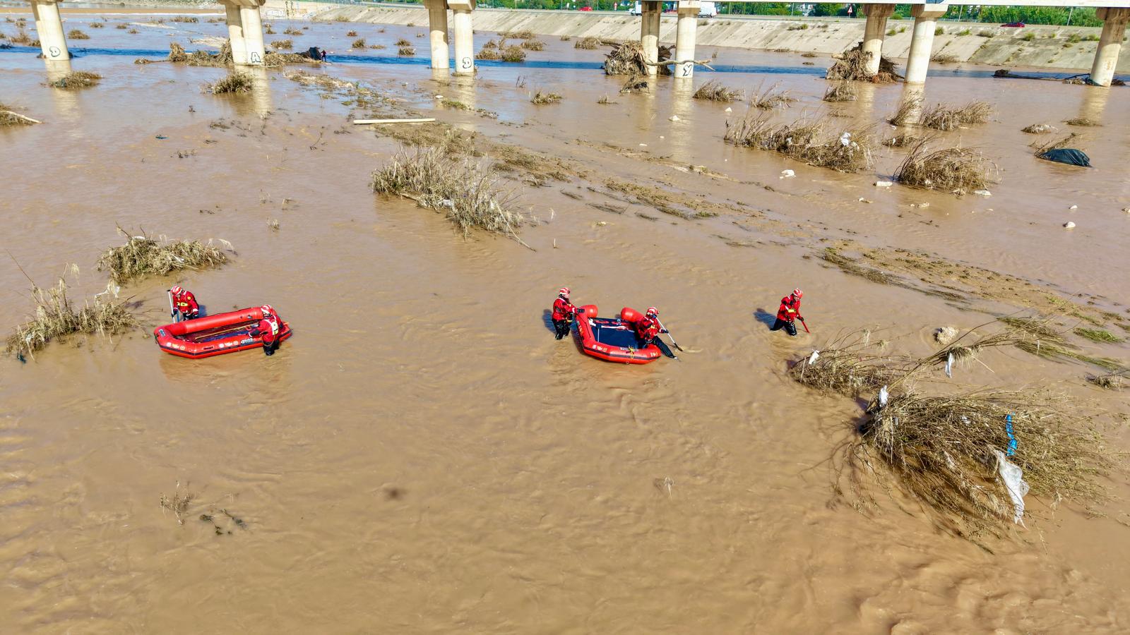 Bomberos de Valencia y la UME peinando el nuevo cauce del Turia