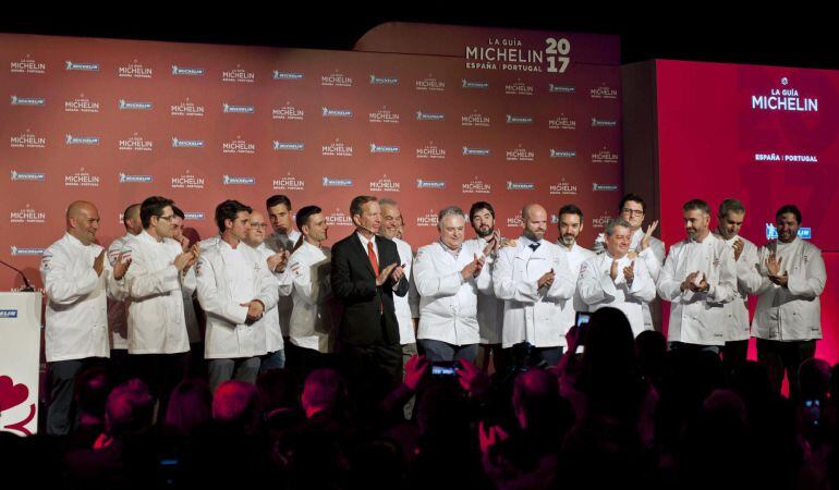 Foto de familia del presidente de Michelin, Michael Ellis, junto a los cocineros ganadores de &quot;Una estrella Michelín&quot; otorgadas en la gala de presentación de La Guía Michelin España&Portugal.