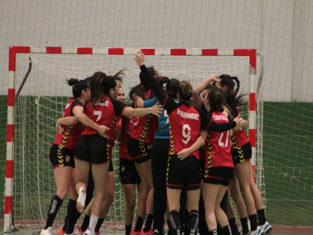 Las lanzaroteñas celebrando el resultado final.