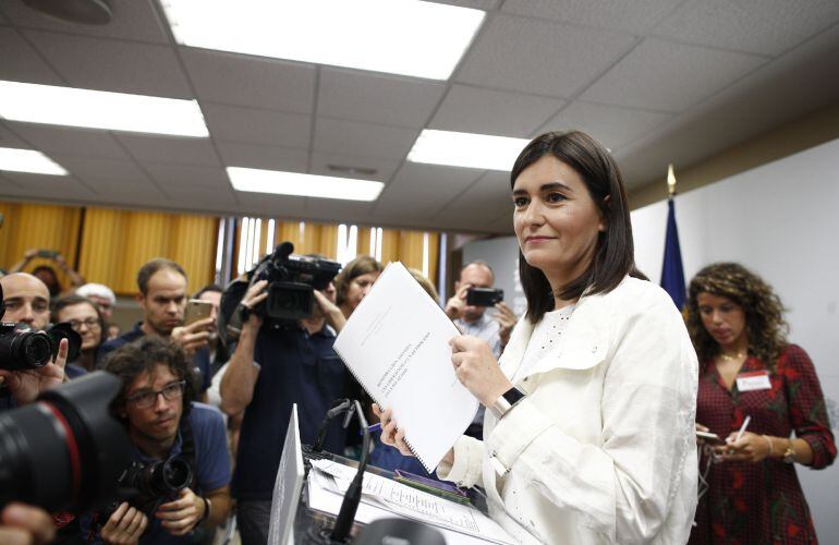 Carmen Montón, durante una de las ruedas de prensa para aclarar la polémica con su máster.  