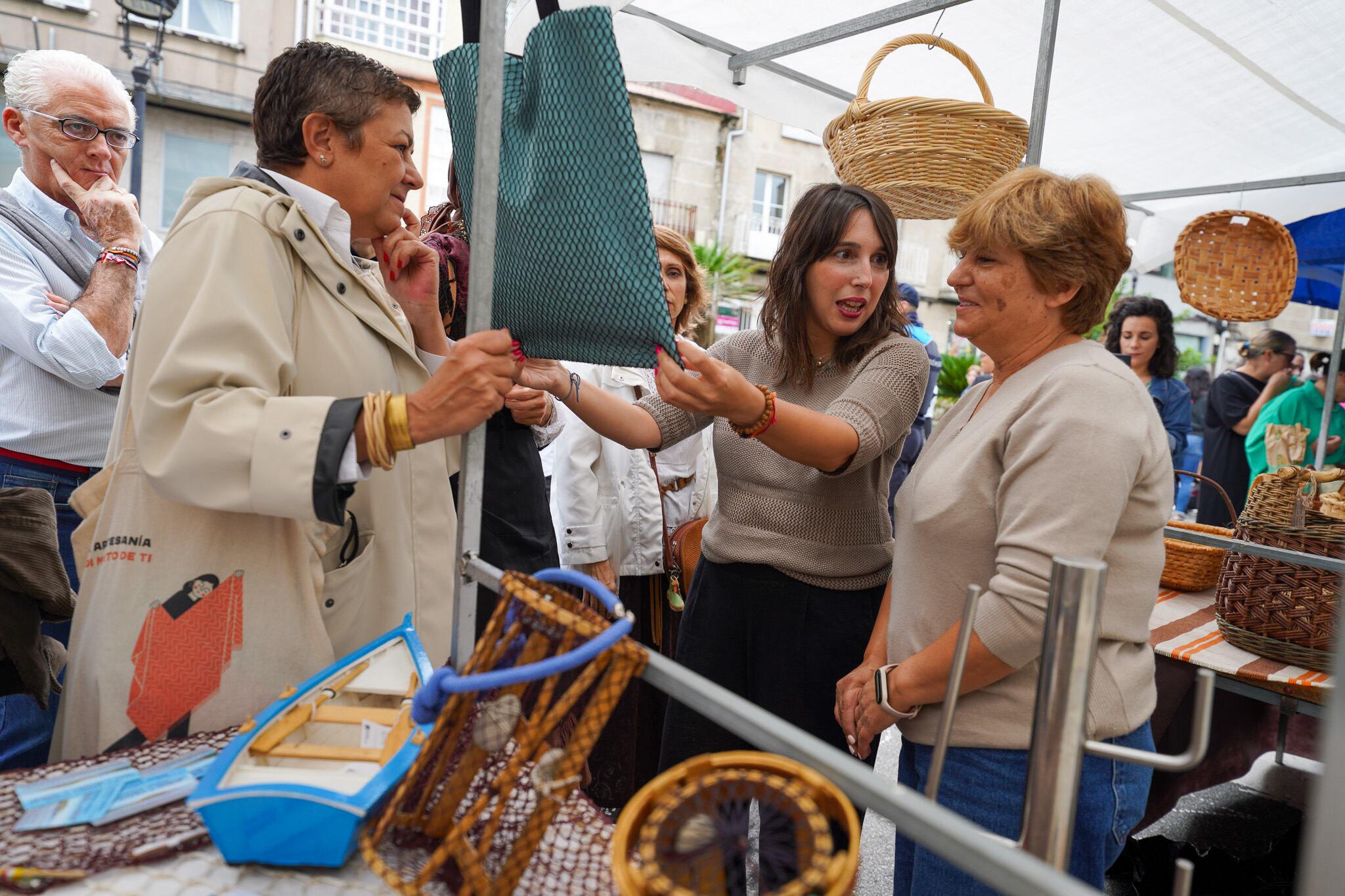 La conselleira de Economía, Industria e Innovación, María Jesús Lorenzana, durante su visita a la Feira Tradicional dos Remedios de Ponteareas