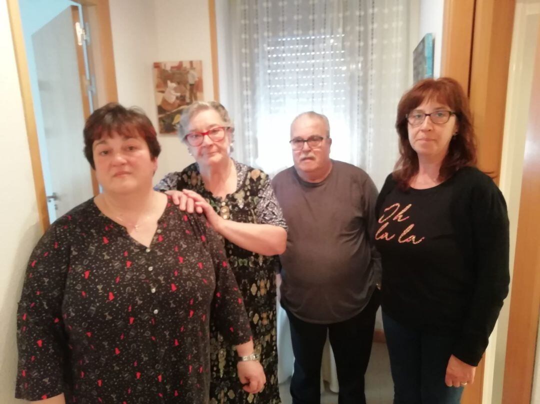Angelines (77) y su marido Luis (79) junto a sus hijas Yolanda y Mari Ángeles en su casa adaptada del Ensanche Sur de Alcorcón a la que accedieron por el Plan Permuta.