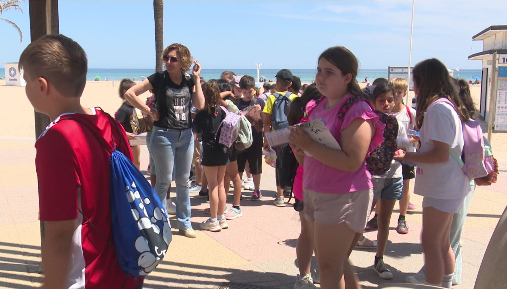 Niños realizando una actividad escolar