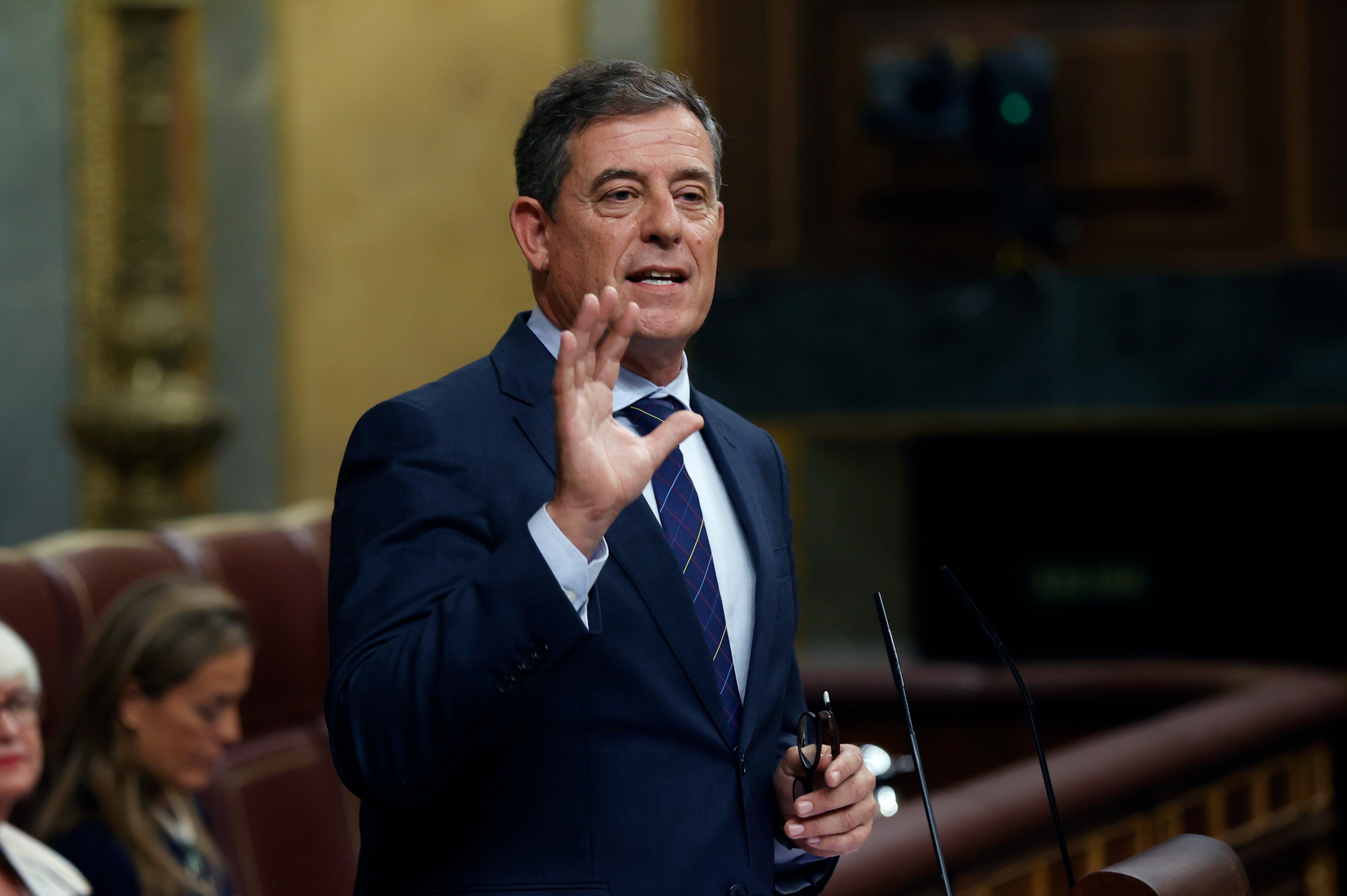 El diputado del PSOE, José Ramón Gómez Besteiro, interviene en el primer pleno del Congreso de la XV Legislatura que este martes aprobará la toma en consideración de la reforma del reglamento de la Cámara para permitir el uso de las lenguas cooficiales. EFE/ Juan Carlos Hidalgo