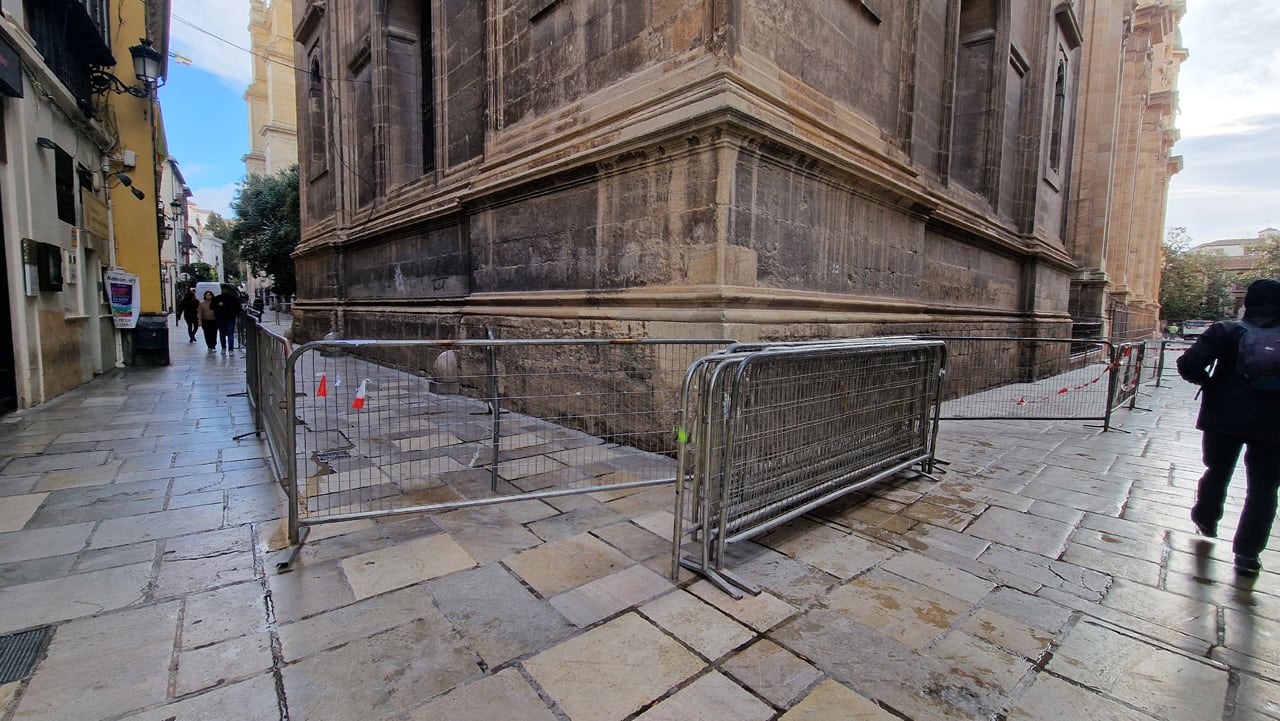 Vallas de protección en el Pie de la Torre y Cárcel Baja, en la Catedral de Granada ante la posibilidad de desprendimientos en la zona