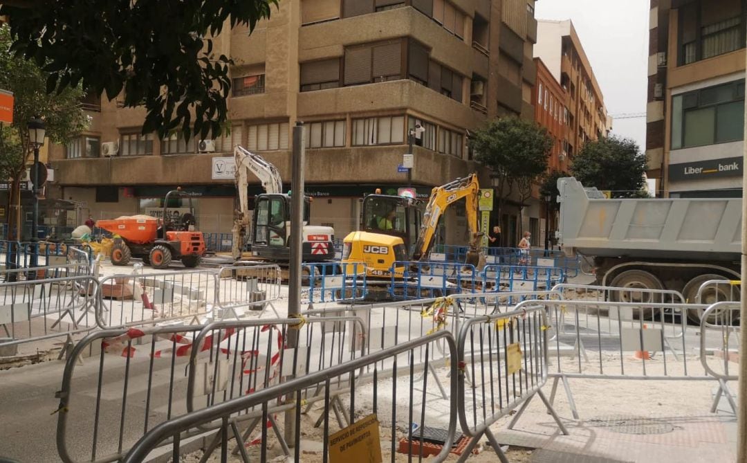 Calle cortada por las obras para la peatonalización del centro de Albacete capital