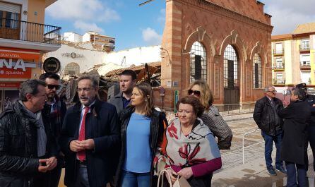 El alcalde de Linares, Juan Fernández (izquierda), habla con el consejero de Fomento, Felipe López.