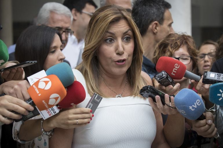 La presidenta andaluza, Susana Díaz, atiende a los medios en el Parlamento de Andalucía en Sevilla.