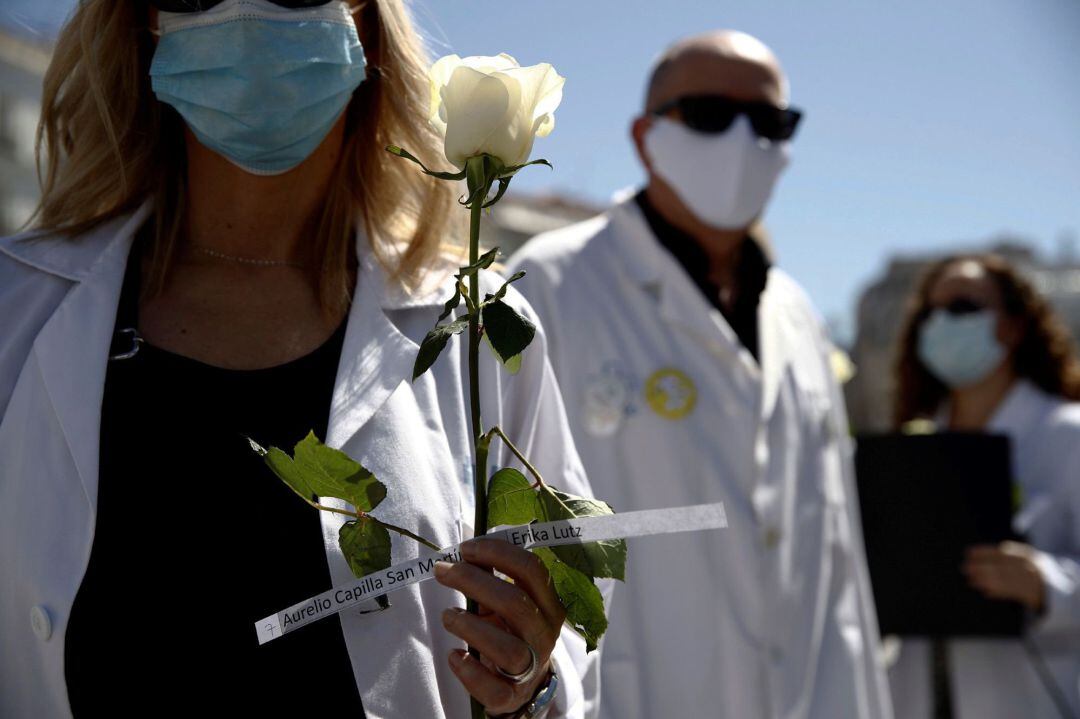 Los sanitarios también han homenajeado a sus compañeros fallecidos.