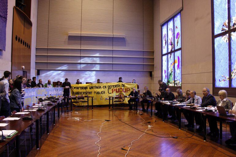 Els concentrats han entrat amb pancartes a la sala on estava a punt de començar el Consell de Govern de la UdL.