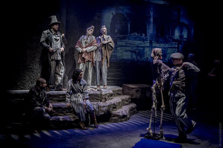 Imagen de un momento de la representación de "El triángulo azul".