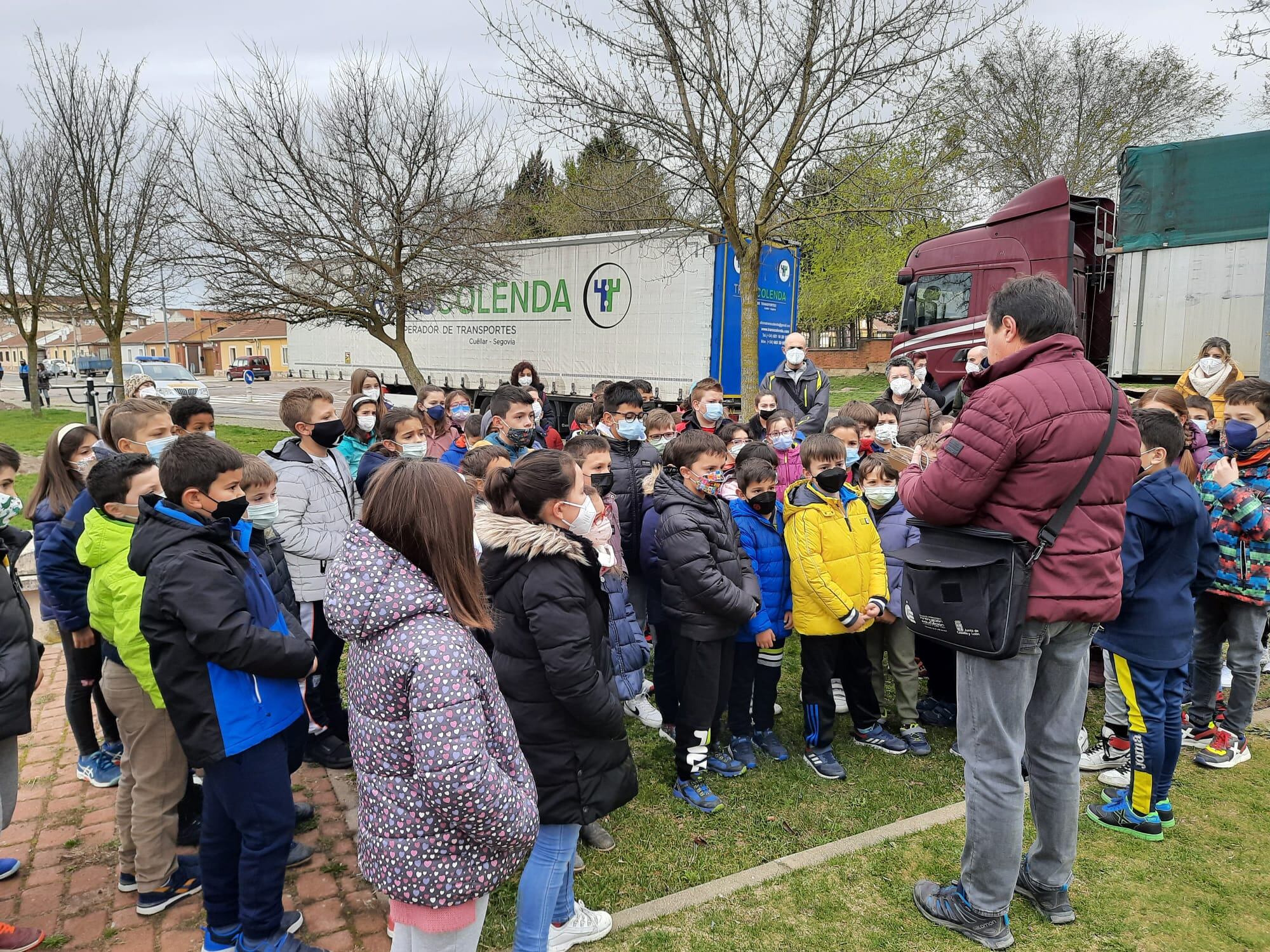 El concejal de Medio Ambiente de Cuéllar, Tomás Marcos, explica a los alumnos de los colegios San Gil y La Villa la importancia de cuidar los árboles