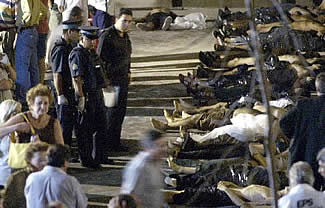 Decenas de cadáveres se acumulan a las puertas de la discoteca.