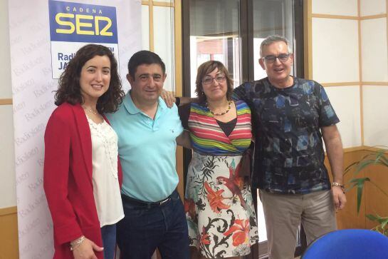 Francisco Reyes(i) con los periodistas Sonia Padilla(i), Victoria Jiménez y Pedro Melguizo tras el programa especial de las emisoras de la Cadena SER en Jaén &#039;Conectando la provincia&#039;