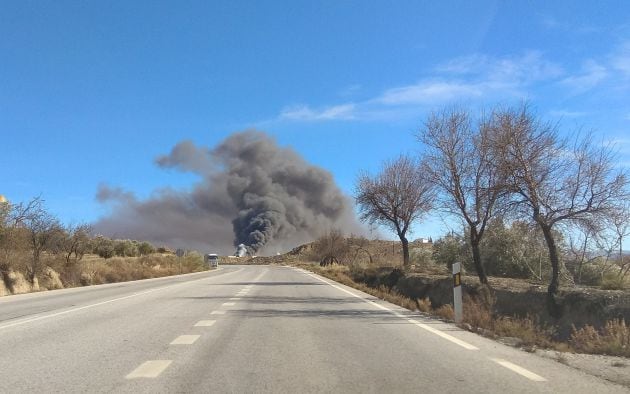 Columna de humo desde la carretera A-334 en dirección a Caniles