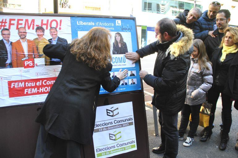 Acte d'enganxada de cartells de Liberals d'Andorra+Independents a Encamp.