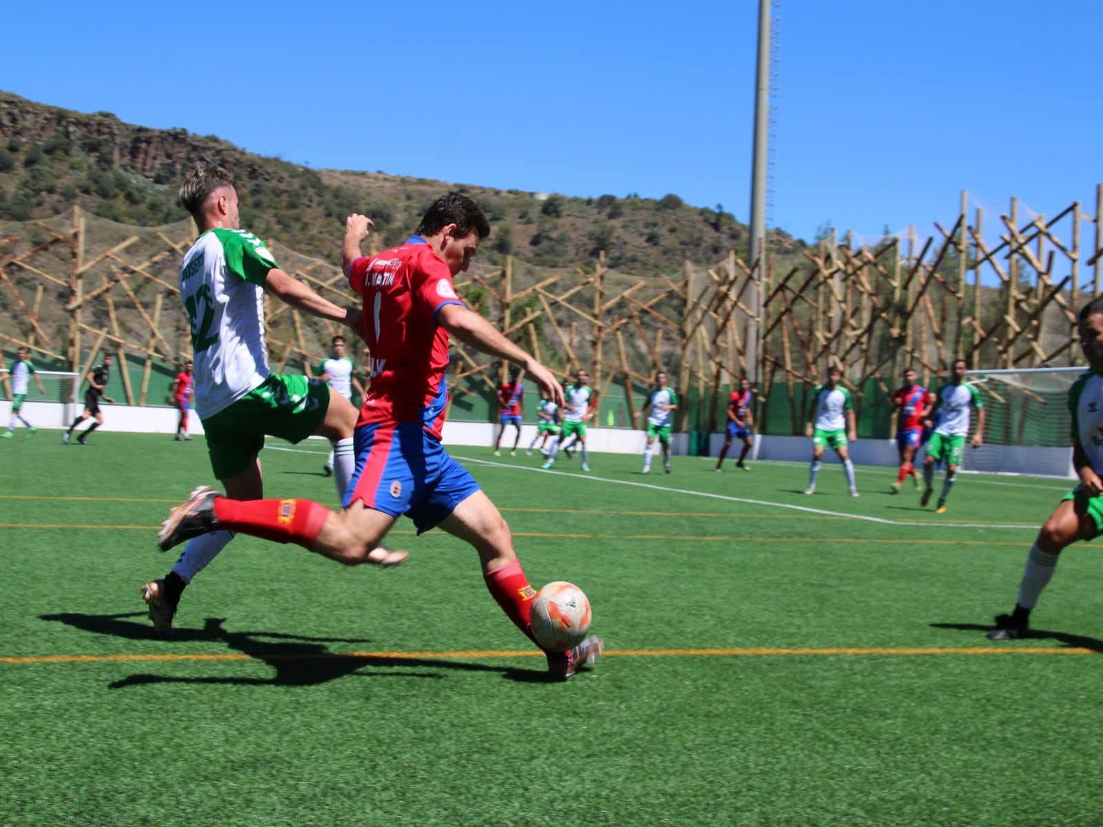 Una de las jugadas de ataque de la UD Lanzarote en Santa Brígida.