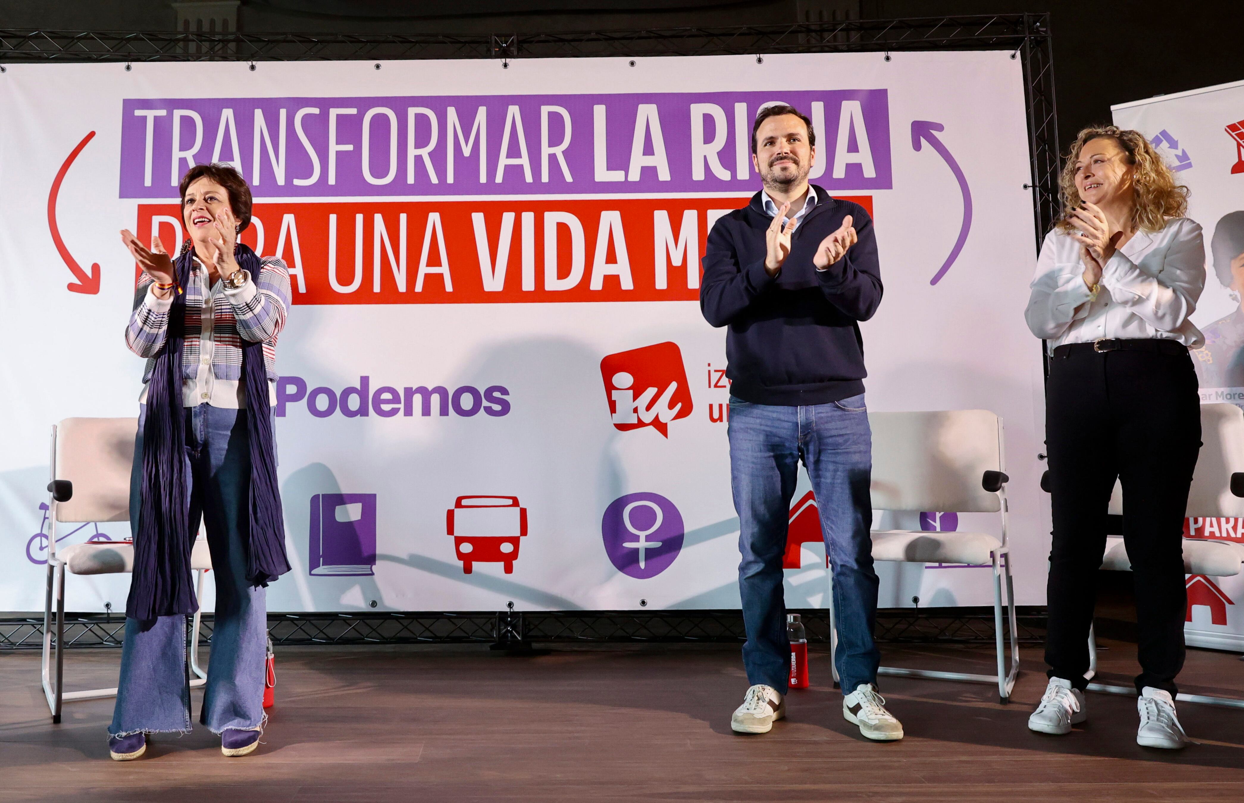 LOGROÑO, 13/05/2023.- El coordinador federal de IU y ministro de Consumo, Alberto Garzón, junto a la candidata a la Presidencia del Gobierno de La Rioja, Hernáez Moreno(i) y la candidata al Ayuntamiento Amaia Castro(d), participa este sábado en Logroño en un acto electoral de Podemos-IU, en el segundo día de campaña, con el lema "Transformar La Rioja para una vida mejor".-EFE/Raquel Manzanares