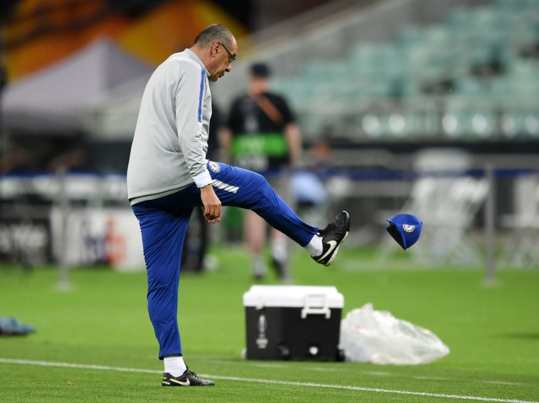 Maurizio Sarri da una patada a su gorra abandonando el entrenamiento