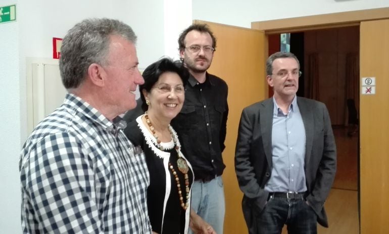 Julio Vidal, acompañado de otros ponentes y de la presidenta del IEB