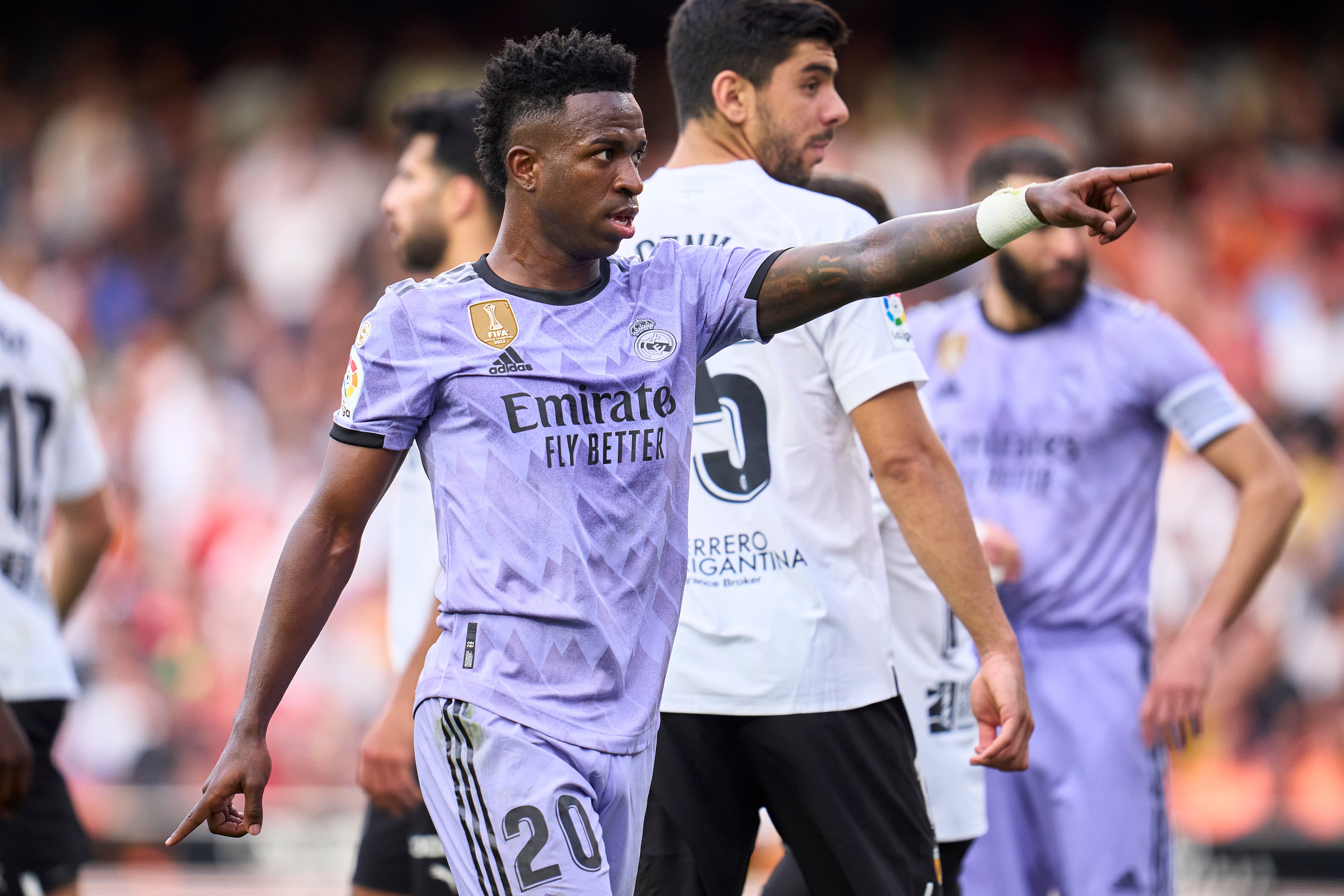 Vinicius señala a la grada de Mestalla después de los insultos recibidos en el partido entre el Valencia y el Real Madrid