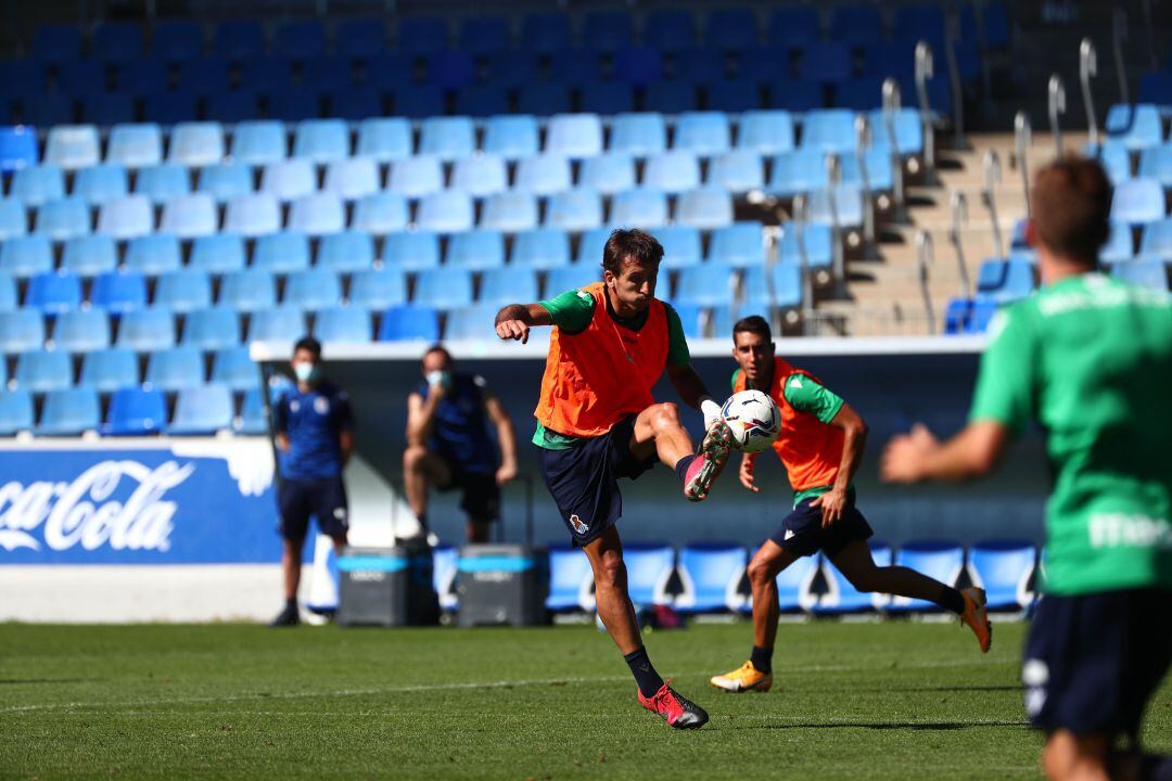 Mikel Oyarzabal controla un balón durante el entrenamiento en Zubieta
