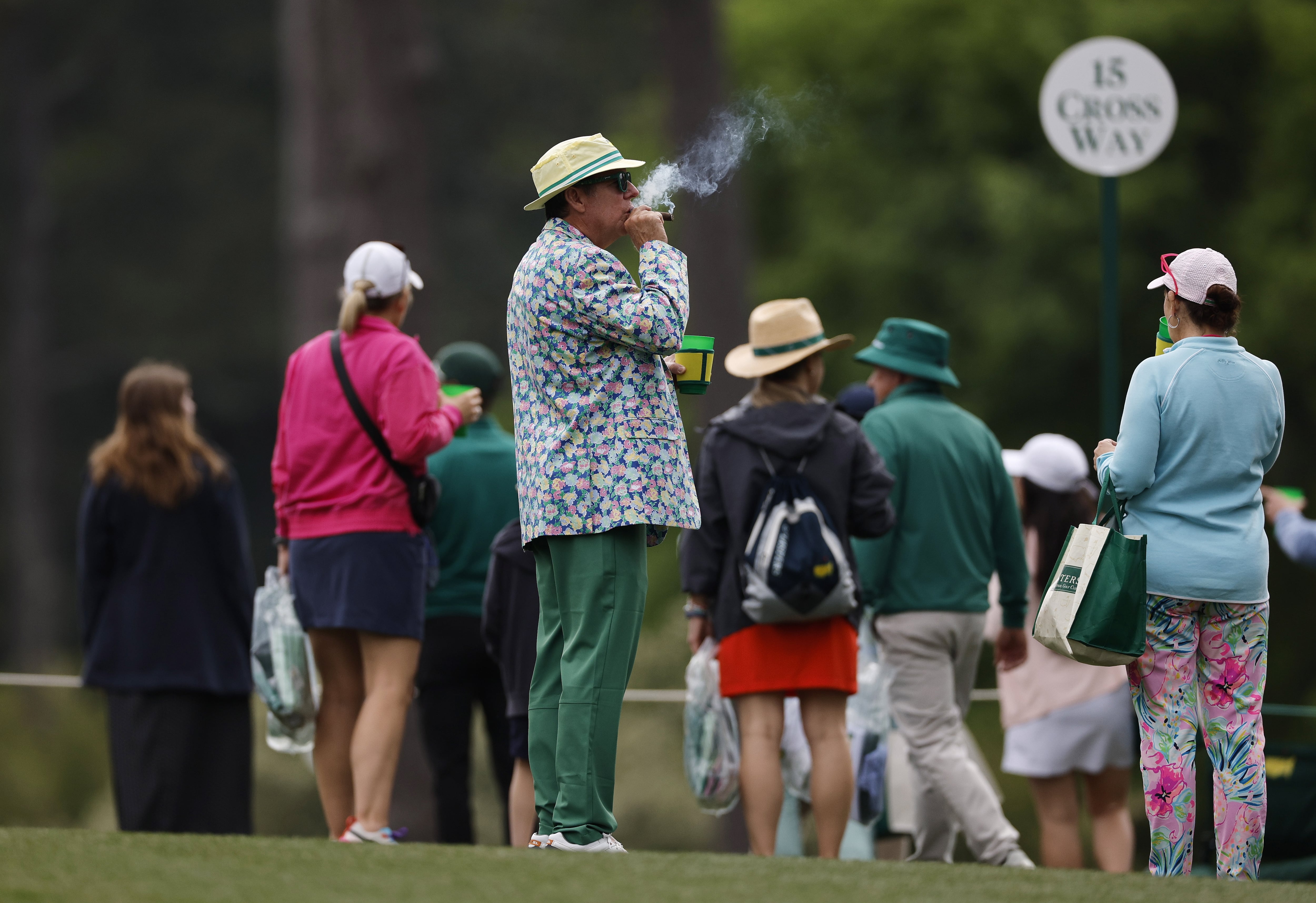 Un hombre fuma un puro durante un torneo de golf