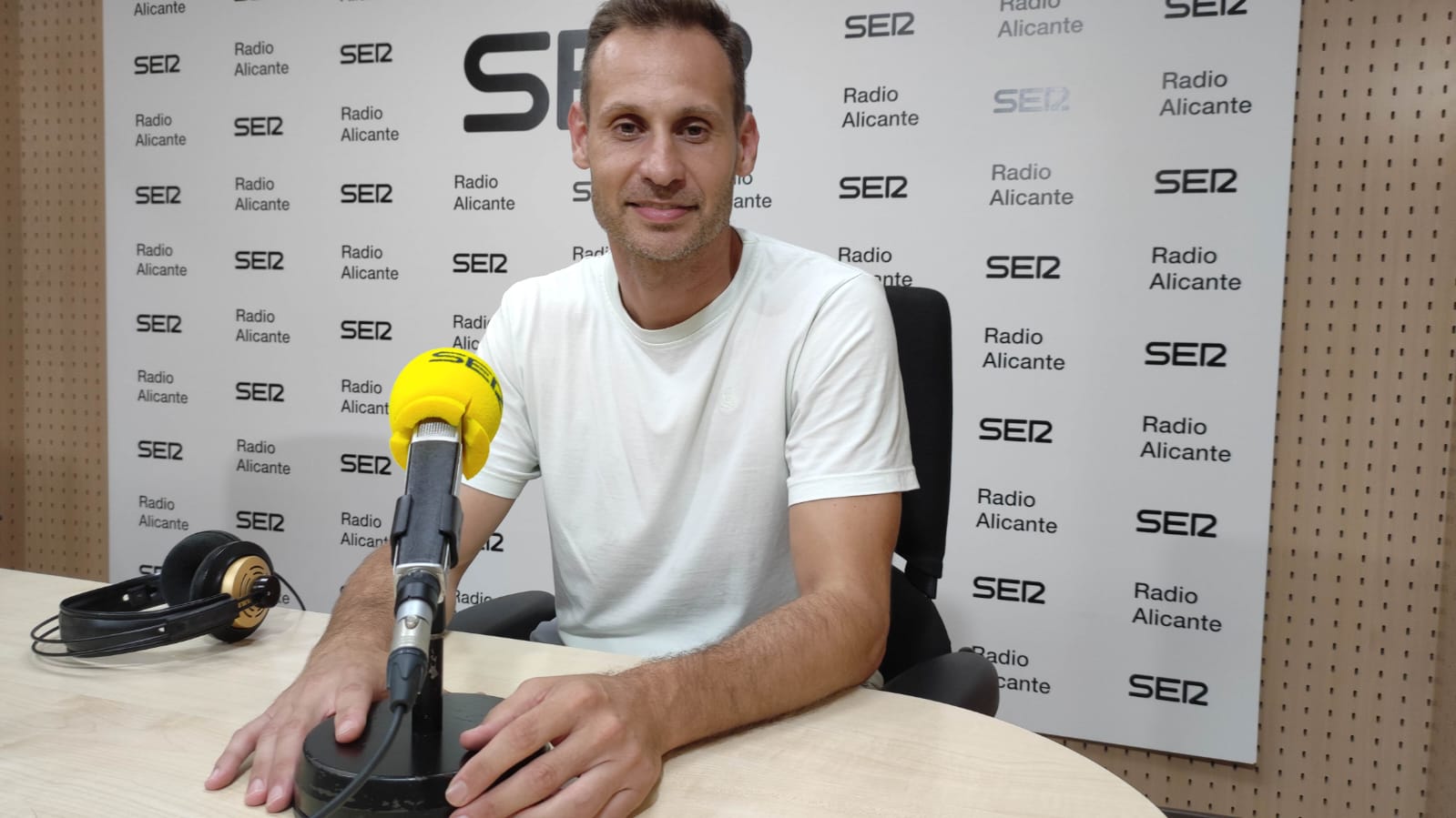 Pedro Llompart, exjugador del Lucentum Alicante, en los estudios de Radio Alicante