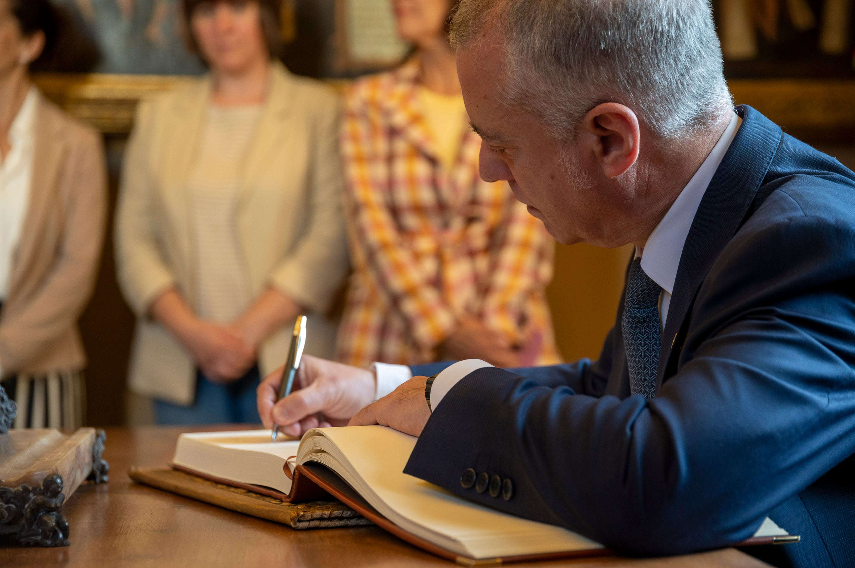 Iñigo Urkullu firma el libro de la Casa de Juntas de Gernika