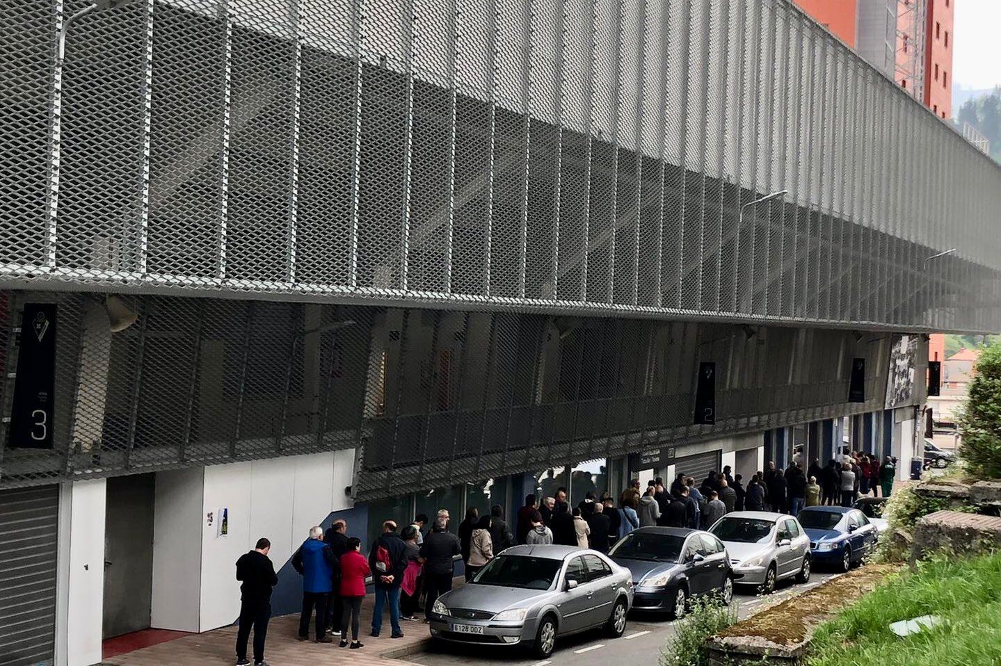 Una gran cola de gente se ha congregado a las puertas de Orsaixan