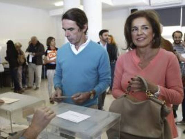 GRA294 MADRID, 24/05/2015.-El expresidente del Gobierno, José María Aznar, y su esposa, la alcaldesa de Madrid, Ana Botella, en el colegio electoral en Pozuelo de Alarcón donde han votado en los comicios locales y autónomicos que se celebran hoy en España