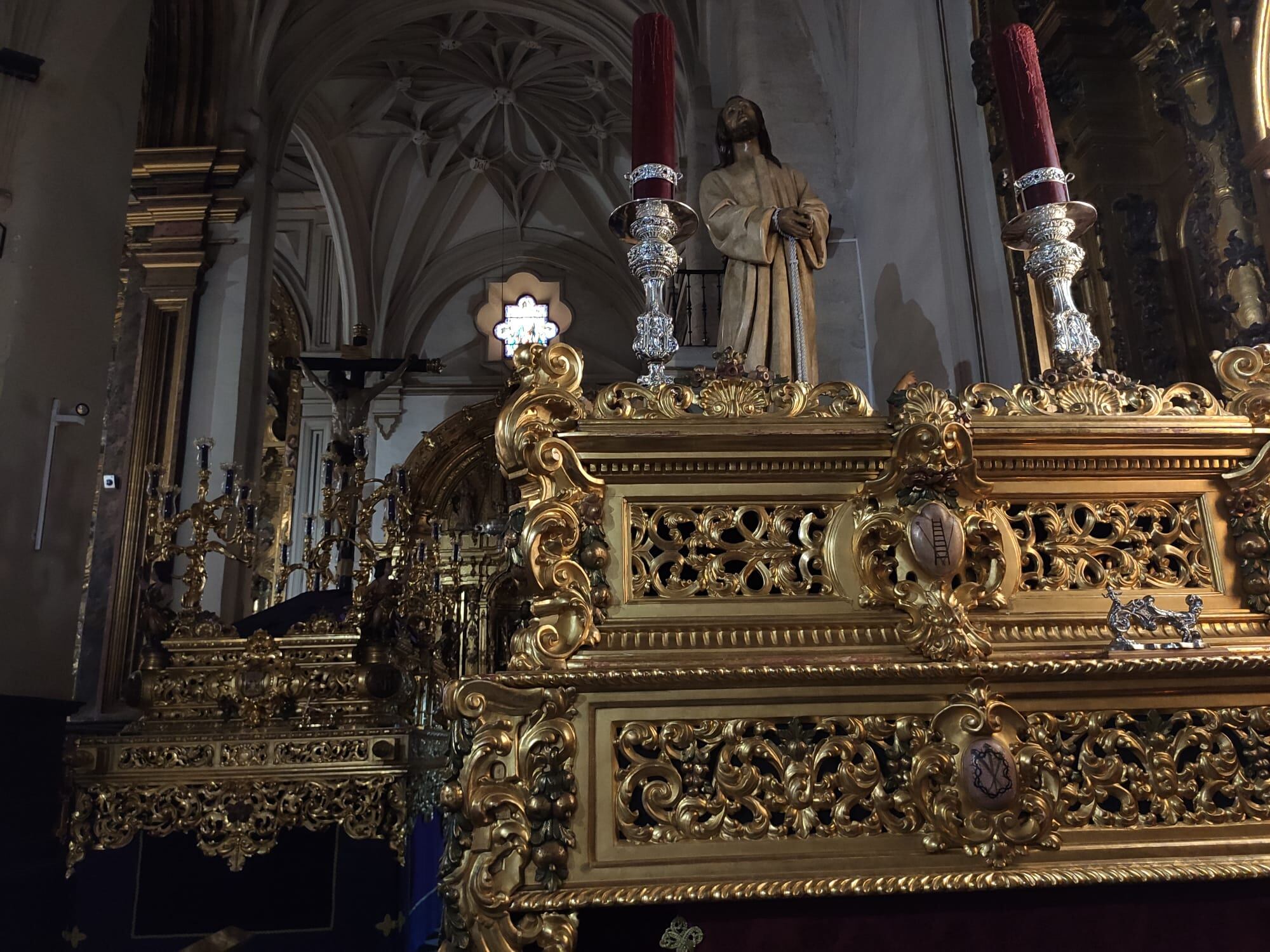 Dos de los pasos de la Vera Cruz, en la Basílica de San Ildefonso de Jaén