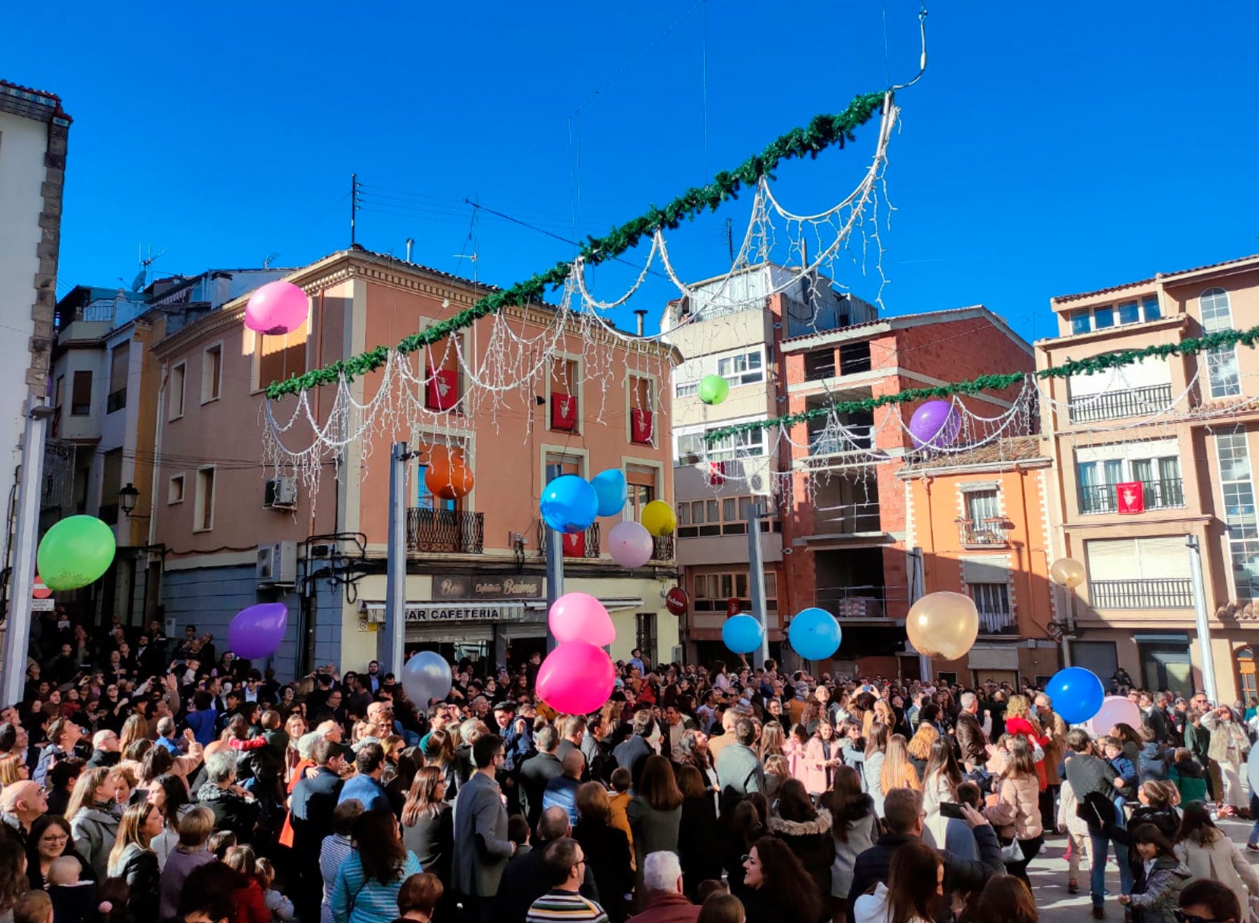 Banyeres de Mariola celebra els seus particulars Nadals amb nombroses activitats com la de la imatge, la felicitació de Nadàlia després de la missa el dia de Nadal