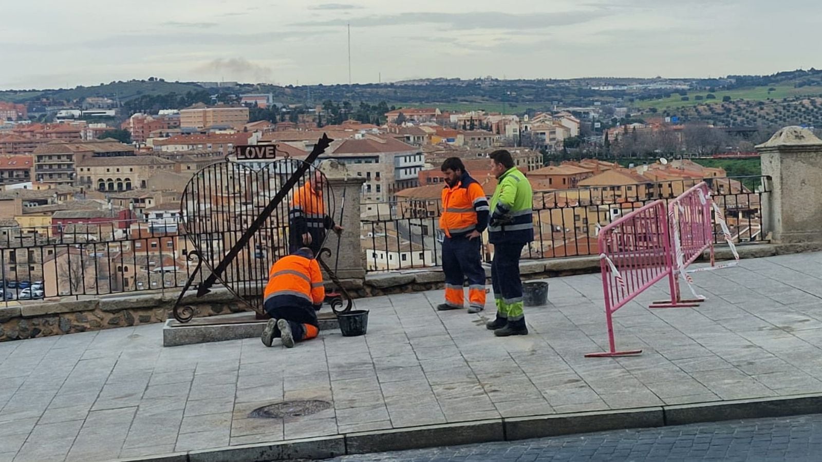 Imagen del momento en que los operarios instalan el gran corazón en la subida hacia la Plaza de Zocodover de Toledo