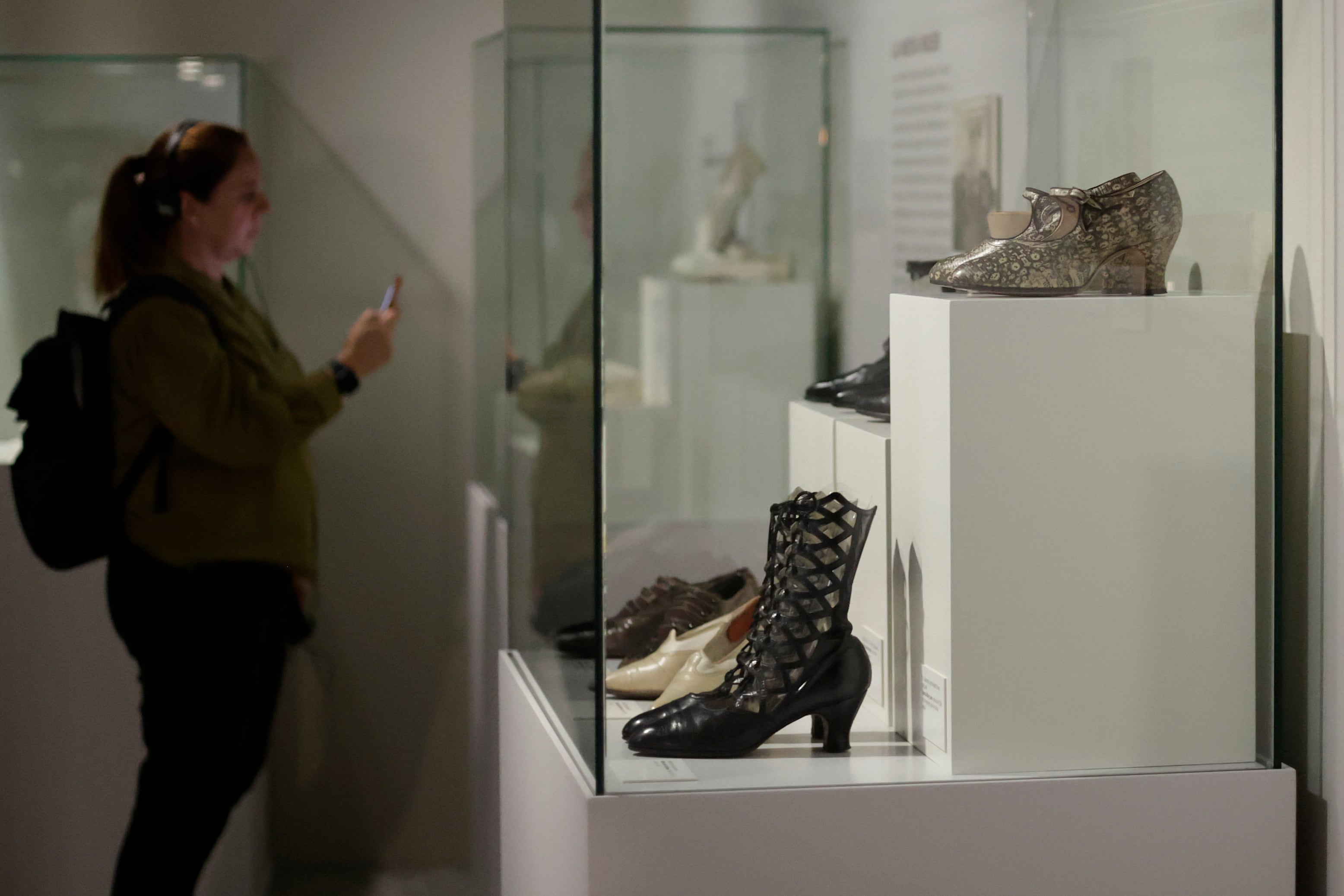 A CORUÑA, 06/10/23.- Vista de la exposición &#039;Walk This Way: La colección privada de calzado histórico&#039; de Stuart Weitzman, este viernes en la Fundación Barrié, que acoge la primera presentación de la colección fuera de Estados Unidos.- EFE/Cabalar
