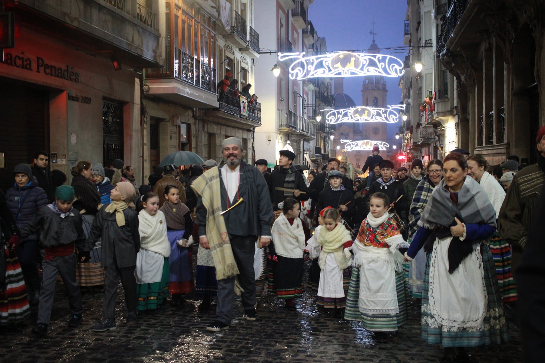 El Tío Pian, acompañado por jóvenes componentes del Grup de Danses Cararscal, durante su recorrido por la calle Sant Nicolau