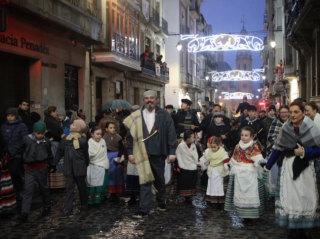 El Tío Pian, acompañado por jóvenes componentes del Grup de Danses Cararscal, durante su recorrido por la calle Sant Nicolau