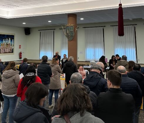 Festeros y festeras participan en la votación celebrada este domingo en el Casino de la Societat de Festers