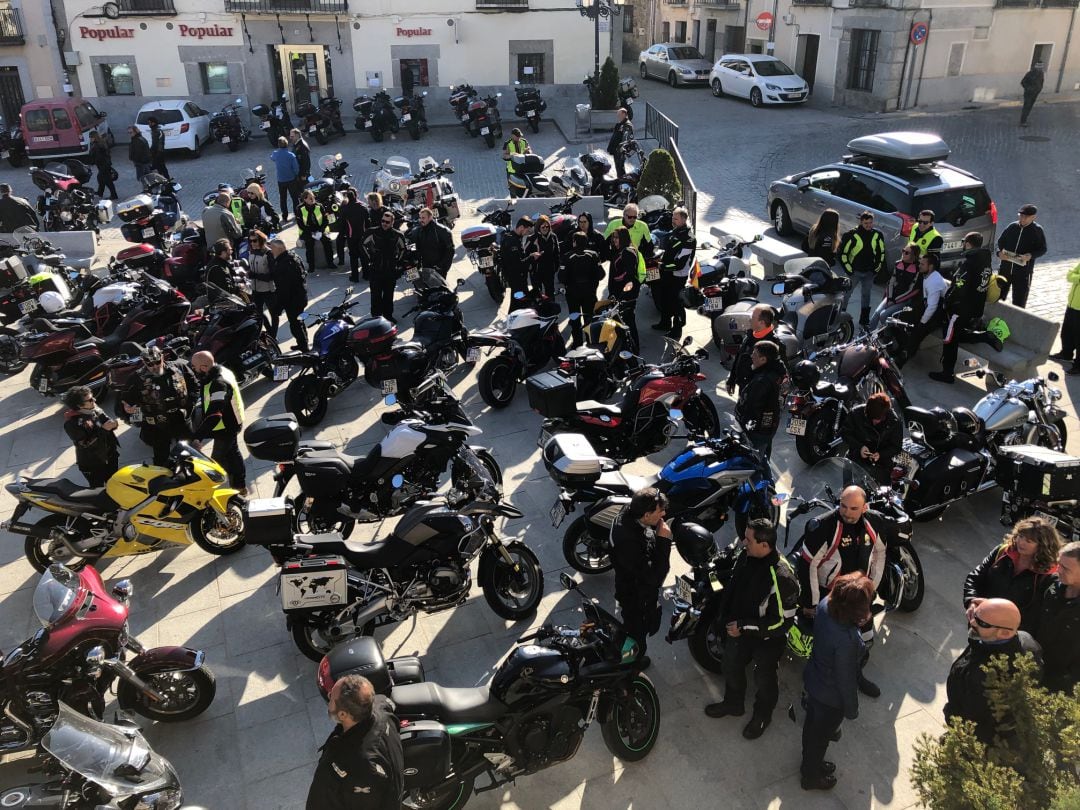 Algunos de los participantes en el Motoalmuerzo de La Leyenda Continúa