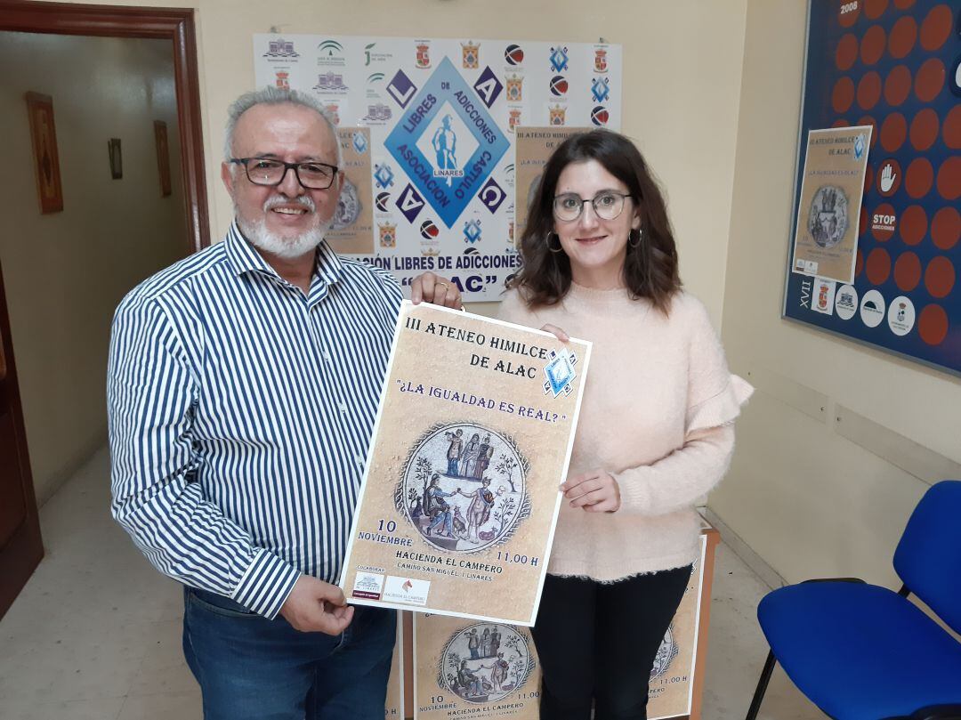 Luis Miguel Márquez, de ALAC, posa con el cartel del evento junto a Myriam Martínez, concejala de Igualdad en Linares.