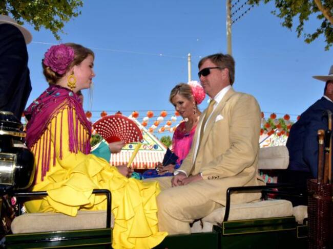 Los Reyes de Holanda, Máximo y Guillermo, y su hija Amalia, durante un paseo en coche de caballos este viernes en la Feria de Sevilla.