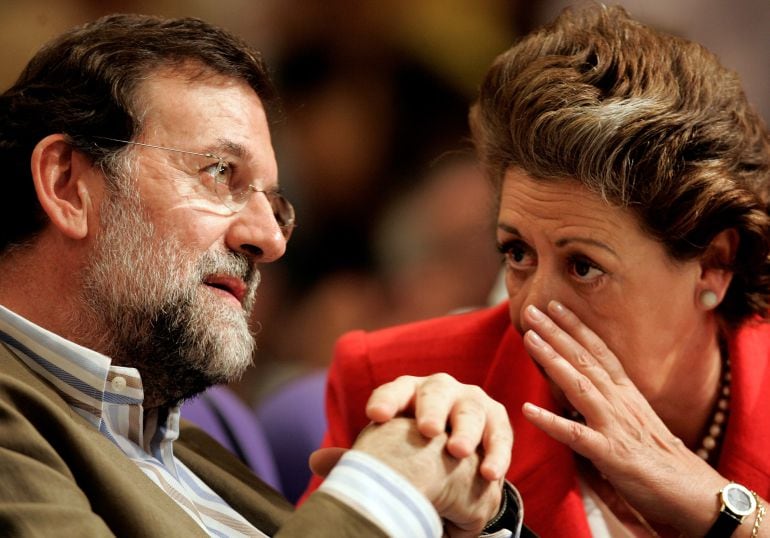 El presidente nacional del PP, Mariano Rajoy, conversa con la alcaldesa de Valencia, Rita Barberá, durante la segunda jornada de la convención regional del PPCV 2006 el 28 de mayo de 2006.