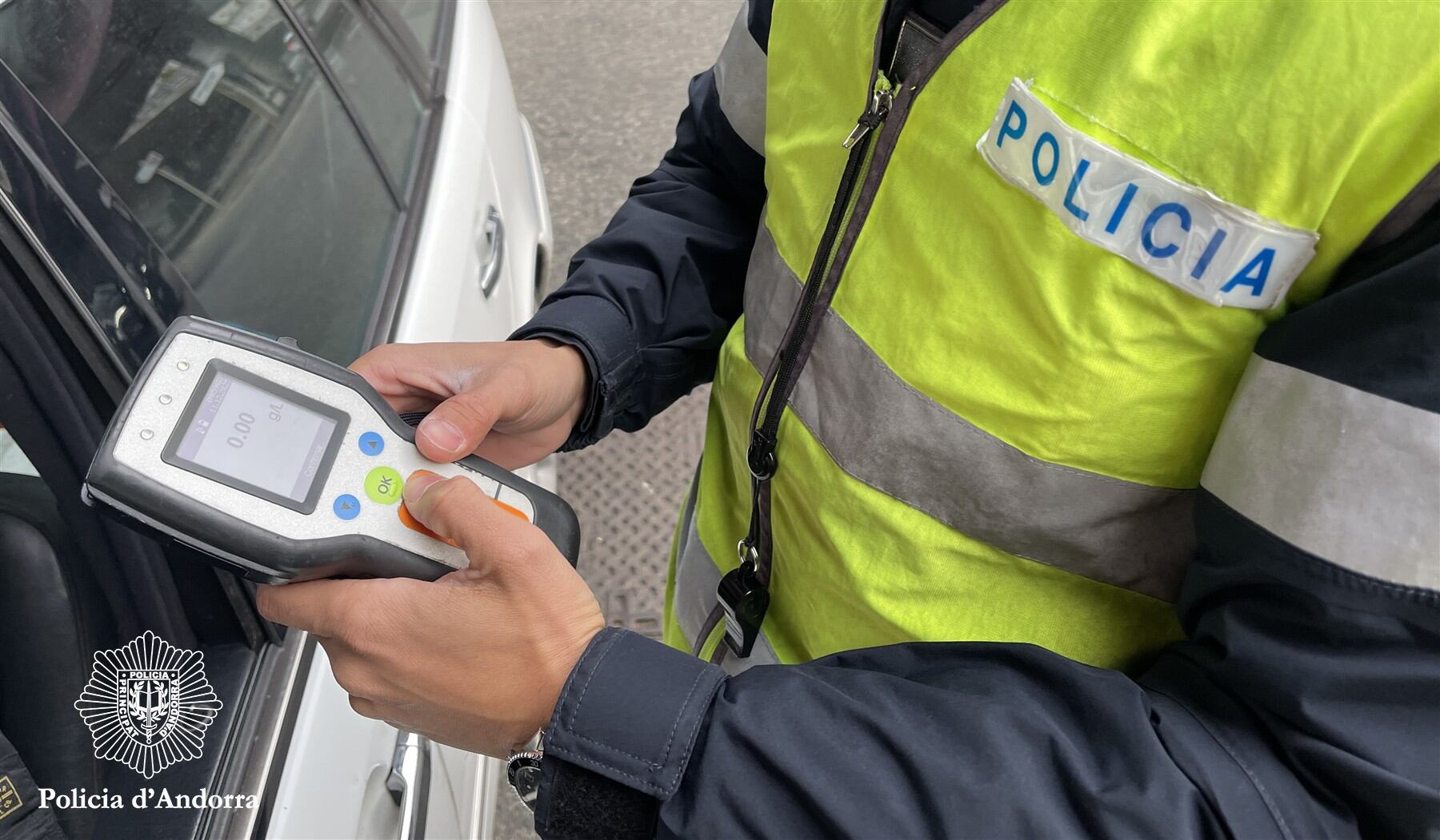 Un agent practica un control d'alcoholèmia durant la campanya preventiva del passat Nadal