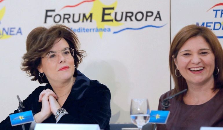 La presidenta del Partido Popular de la Comunitad Valenciana, Isabel Bonig (d), junto a la vicepresidenta del Gobierno, Soraya Saénz de Santamaría, durante su intervención en el Fórum Europa Tribuna Mediterránea.