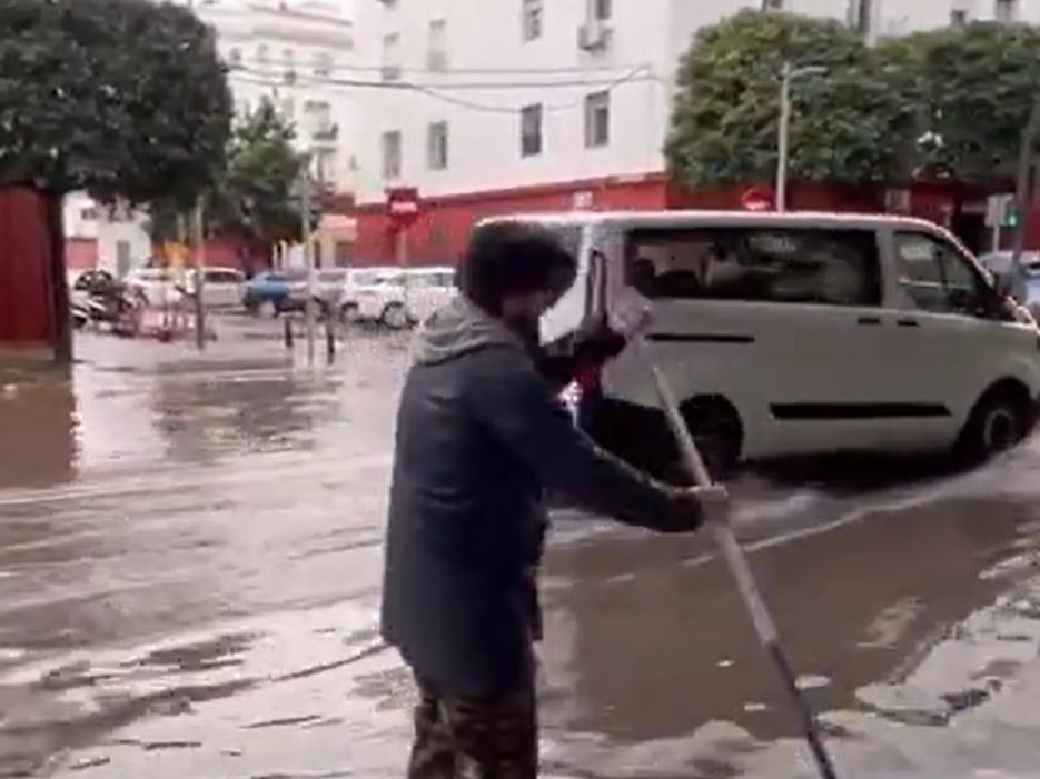 Así intenta cruzar las calles inundadas de Triana: &quot;Hay soluciones para todo&quot;